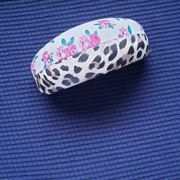 Betsey Johnson  clamshell - Picture 4 of 5